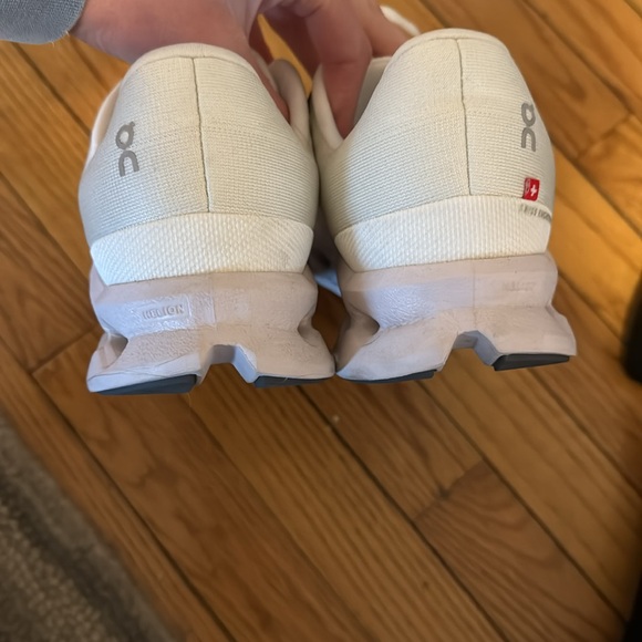On Cloud White Running Shoes. Size women’s 9.5. Like new. worn once. - Picture 3 of 4